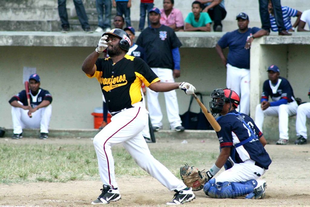 Tony Batista de los Granjeros de Moca, mira el cuadrangular de dos carreras contra los Indios de La Vega en la sexta entrada del juego